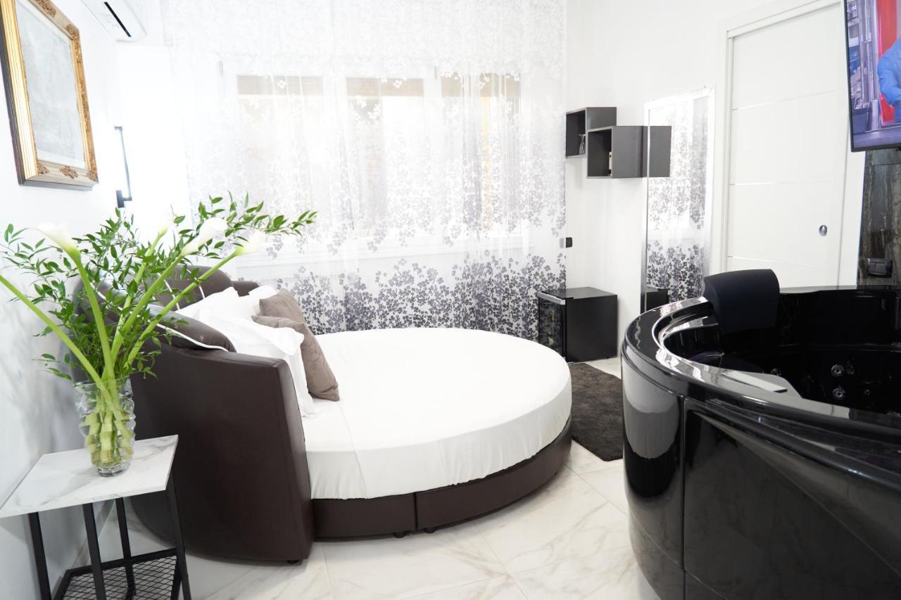 Honeymoon Suite