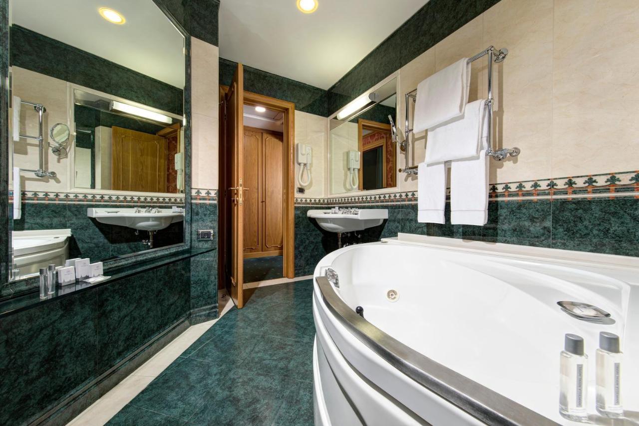Suite Jacuzzi Bath Tub