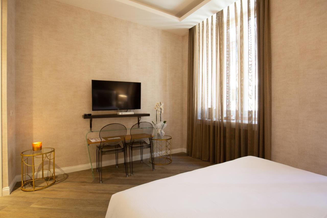 Superior Double Room-Via del Corso balcony