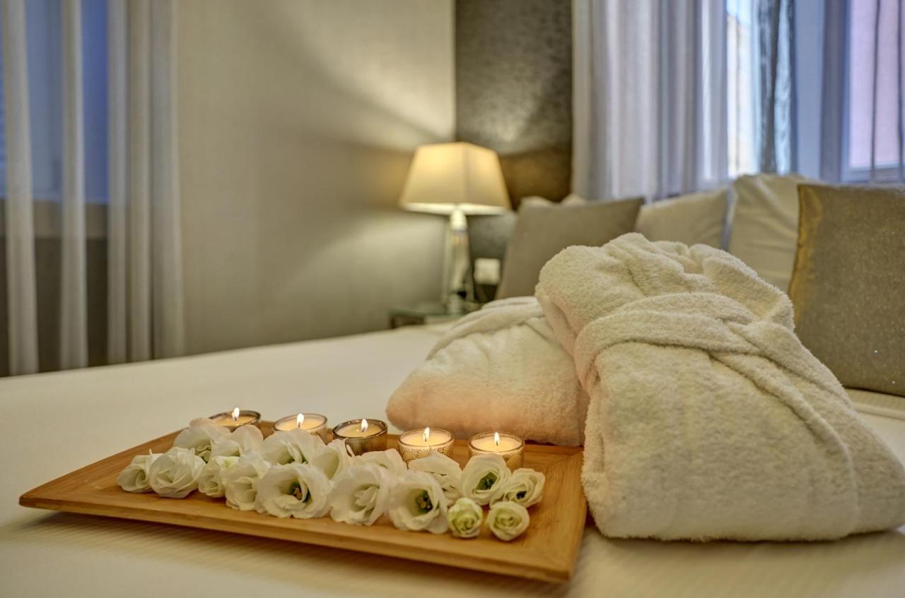 Superior Double Room-Via del Corso balcony