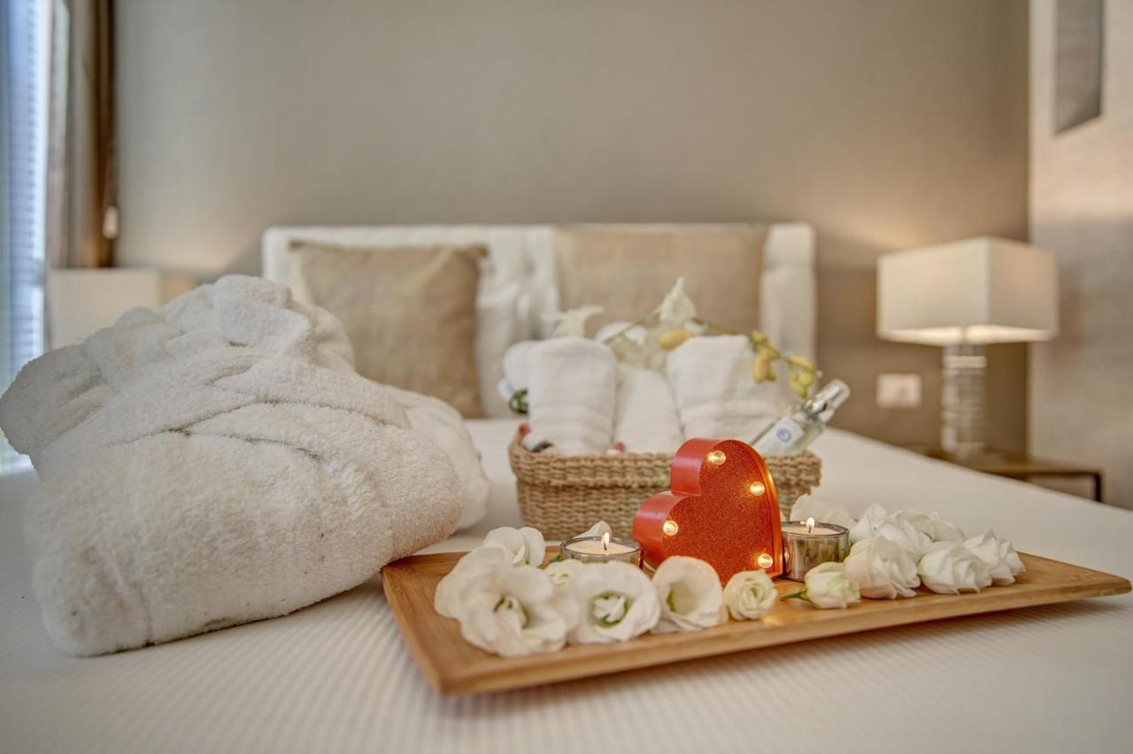 Superior Double Room-Via del Corso balcony
