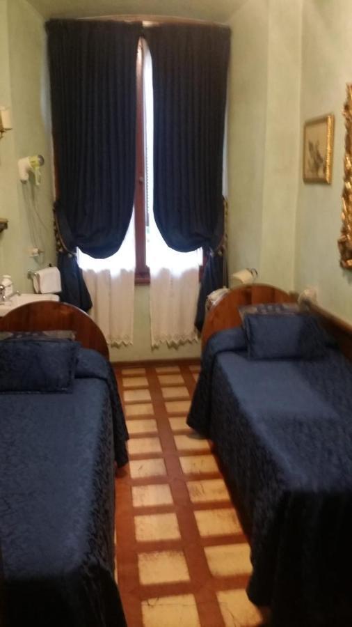 Economy Twin Room Private External Bathroom