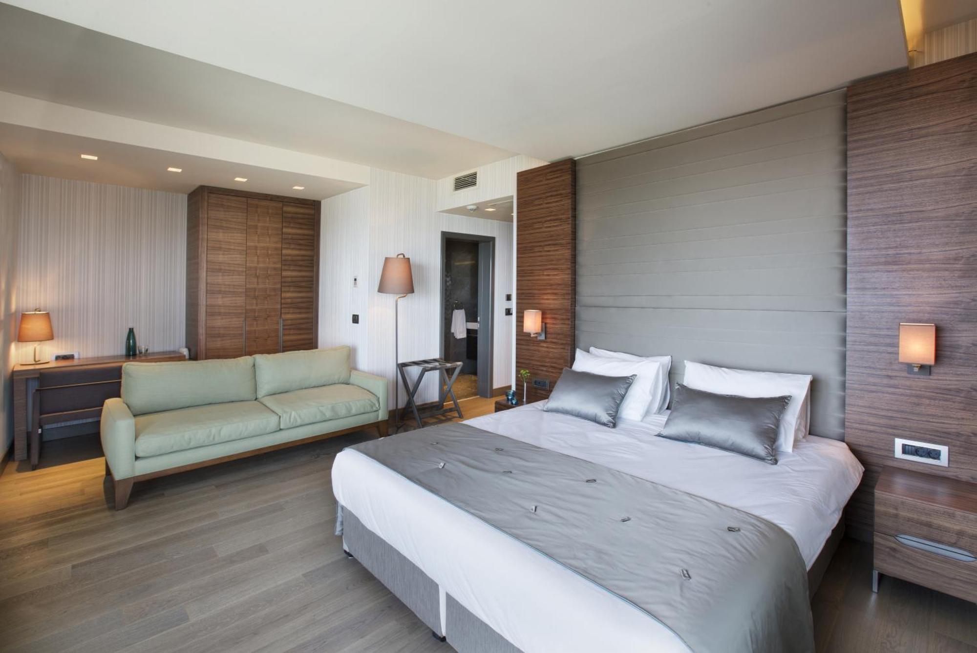 Corner Deluxe Room