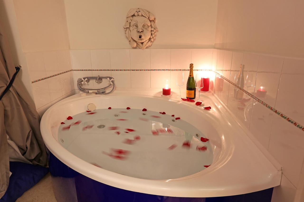 Deluxe Suite Spa Bath