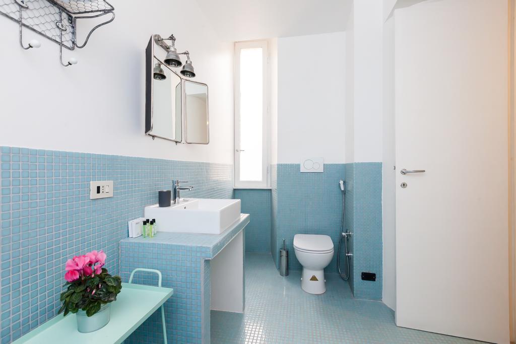 Executive One-Bedroom Apartment Bath Tub,109658379:JPEG