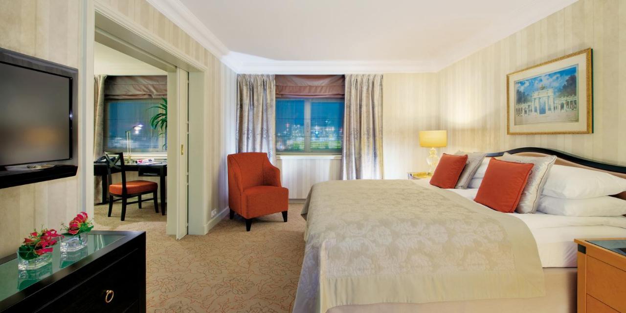 One Bedroom Suite King Bed Park View