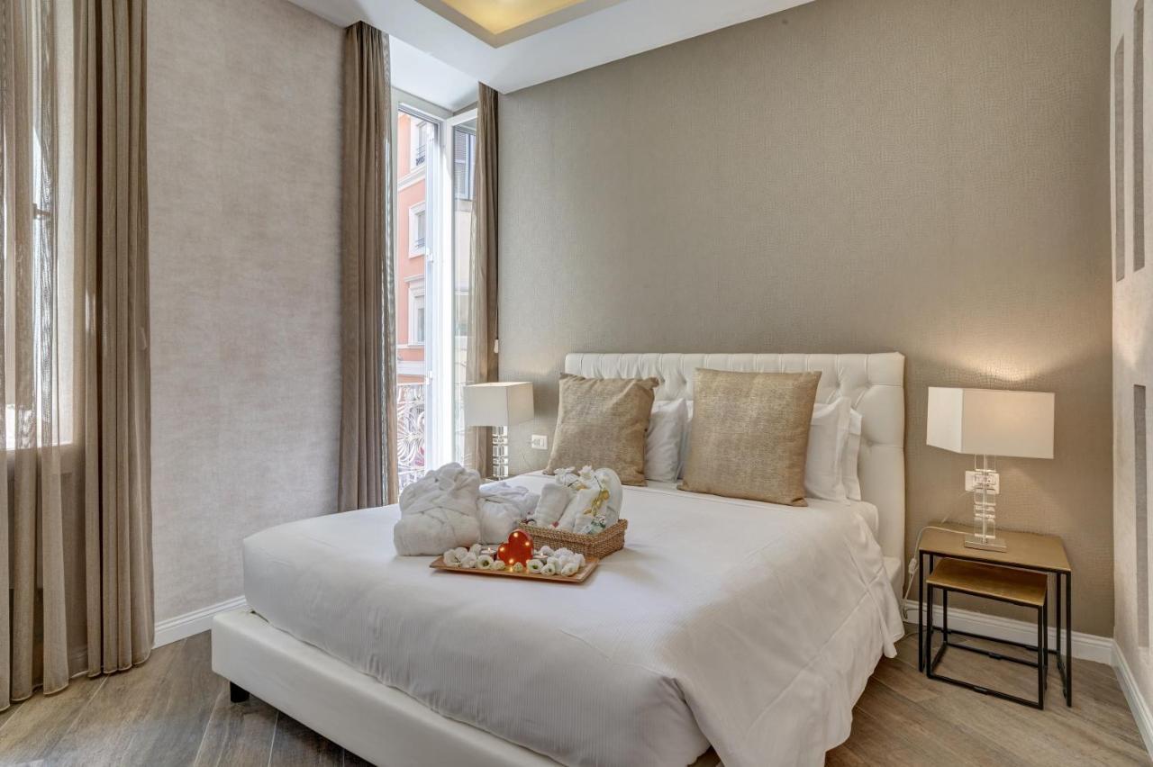 Superior Double Room-Via del Corso balcony