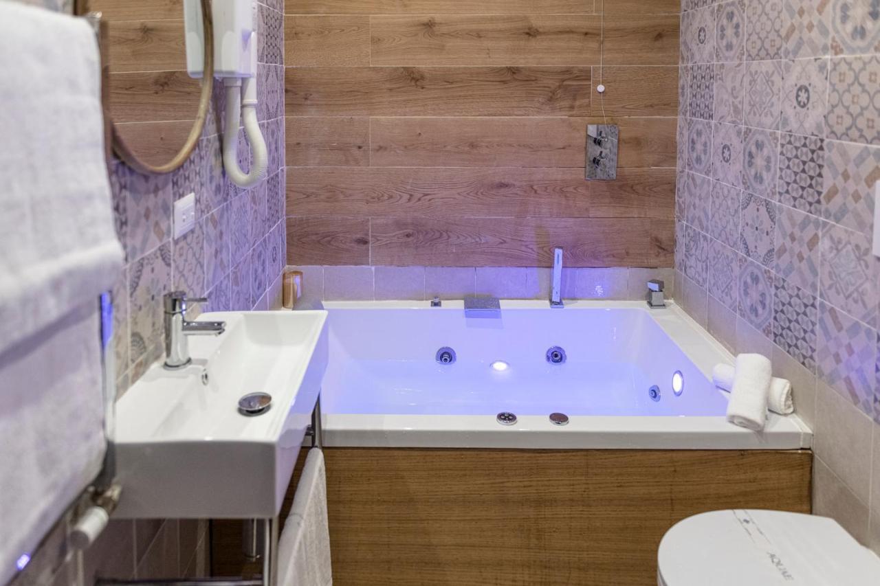 Senior Suite Spa Bath Sauna