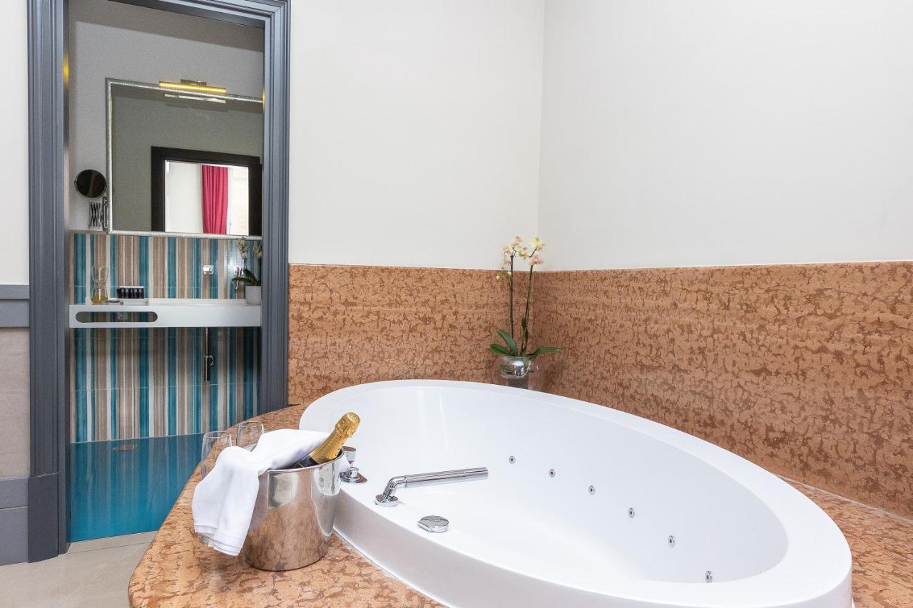 Deluxe Double Room Bath
