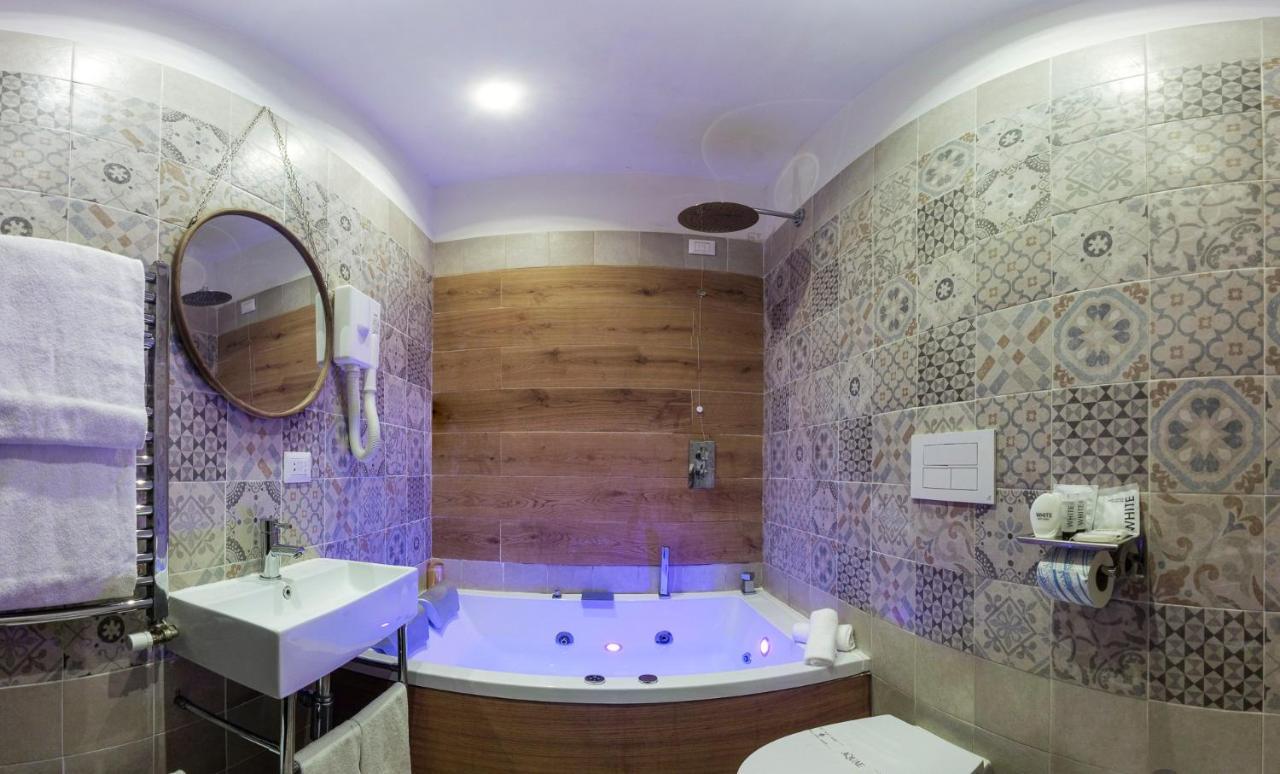 Senior Suite Spa Bath Sauna