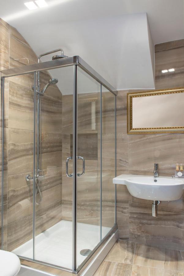 Double or Twin Room En Suite Bathroom