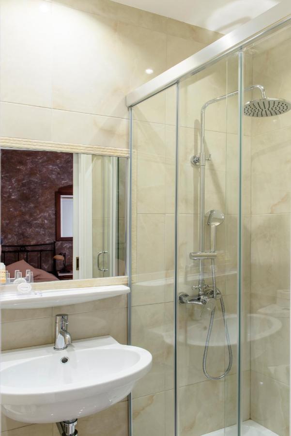 Double or Twin Room En Suite Bathroom