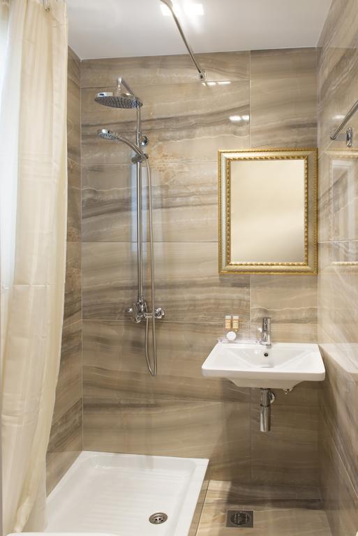 Double or Twin Room En Suite Bathroom