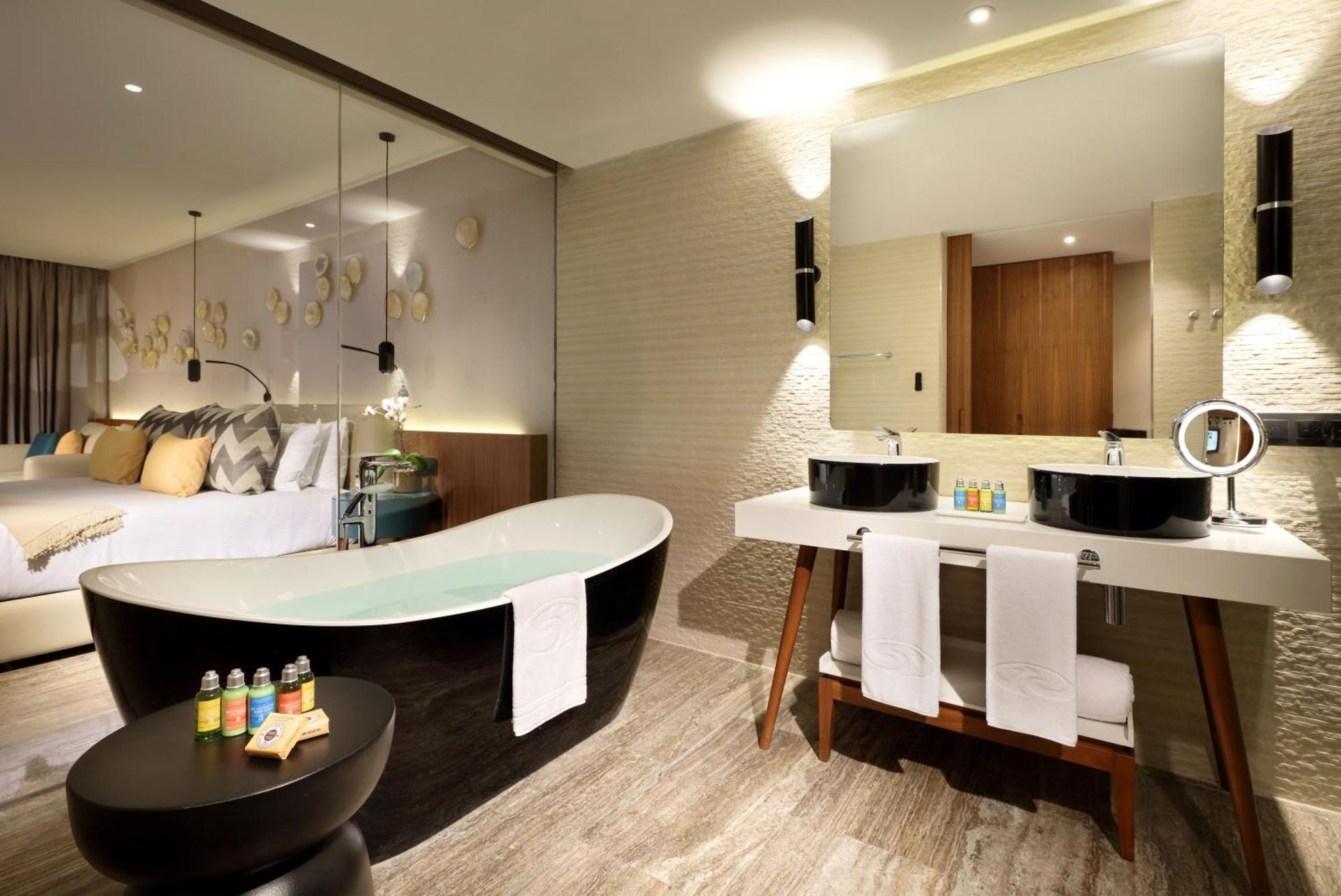 Junior Suite Poolside Ocean View