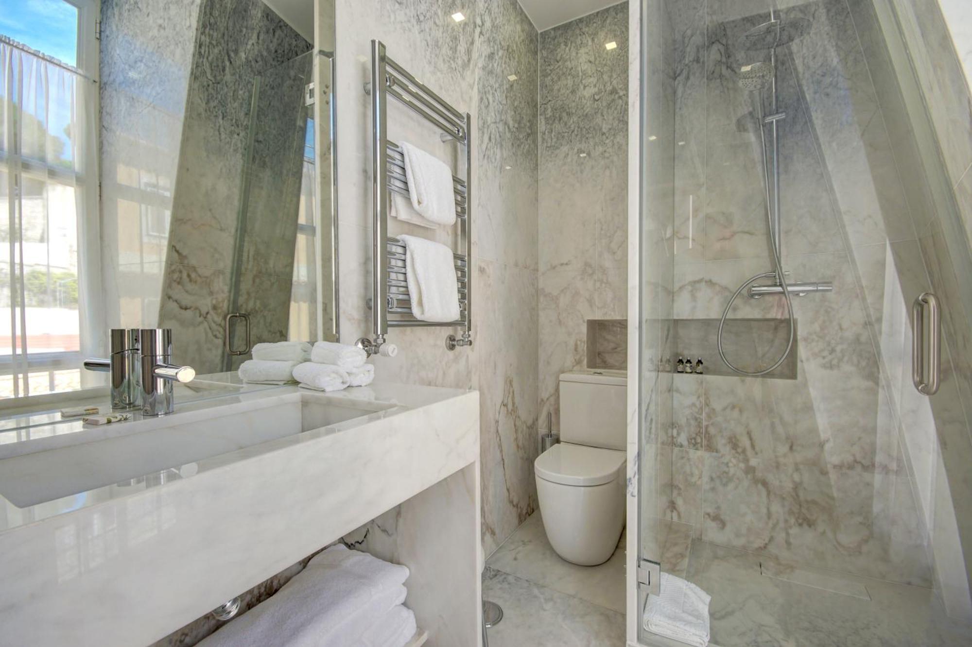 Luxury Twin Suite Side Castle View