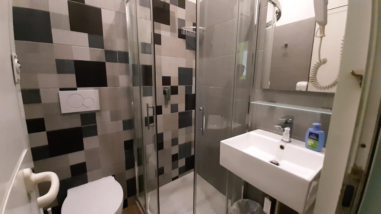 Twin Room Private Bathroom