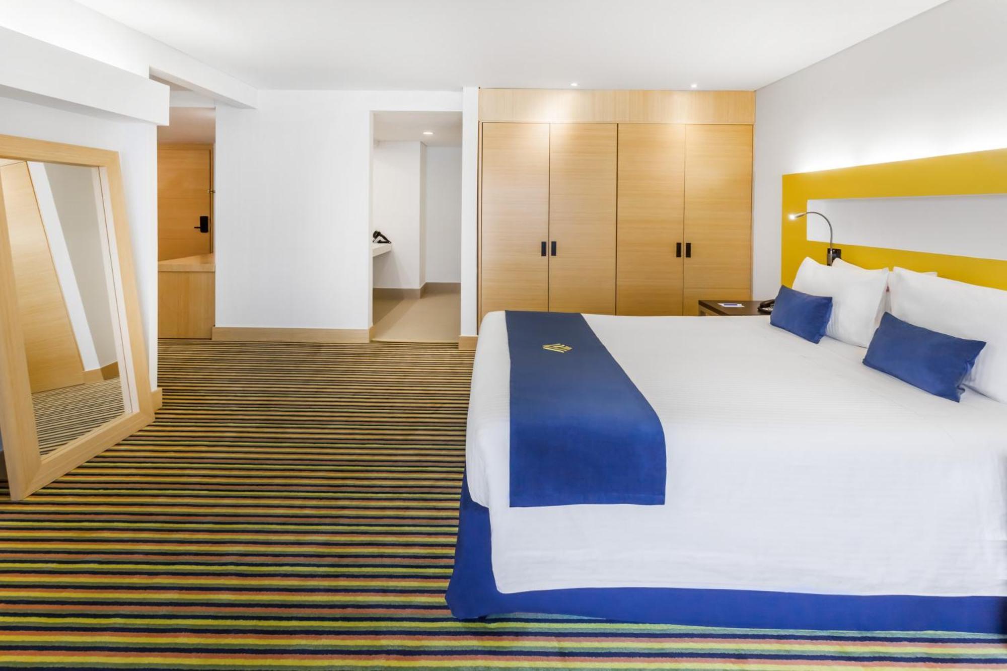 Deluxe Queen Suite