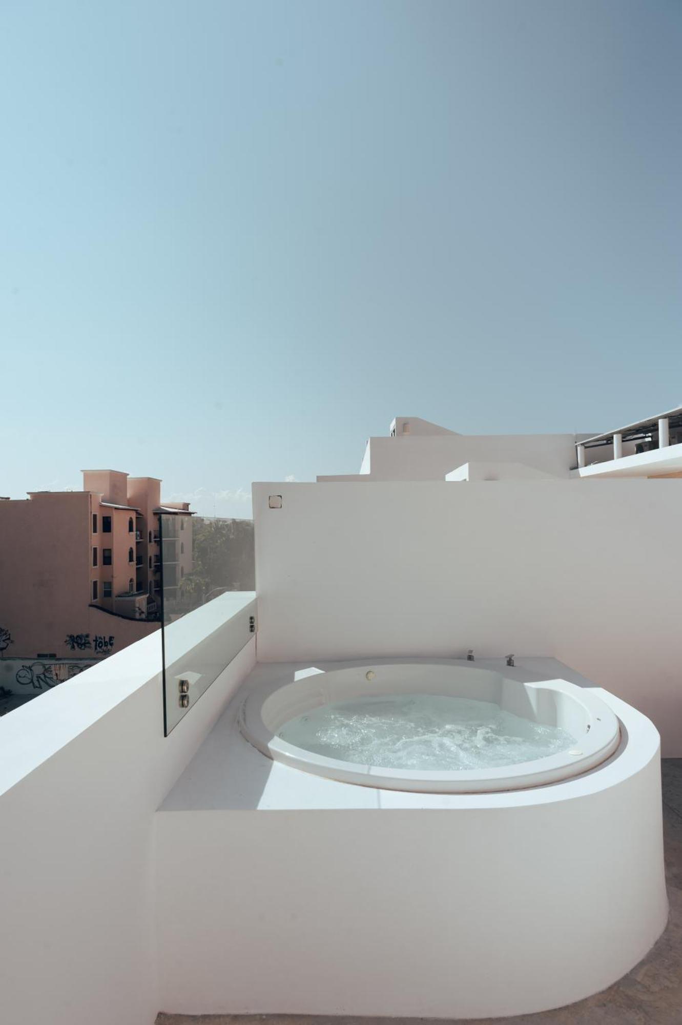 Two-bedroom Family Private Jacuzzi & Roof