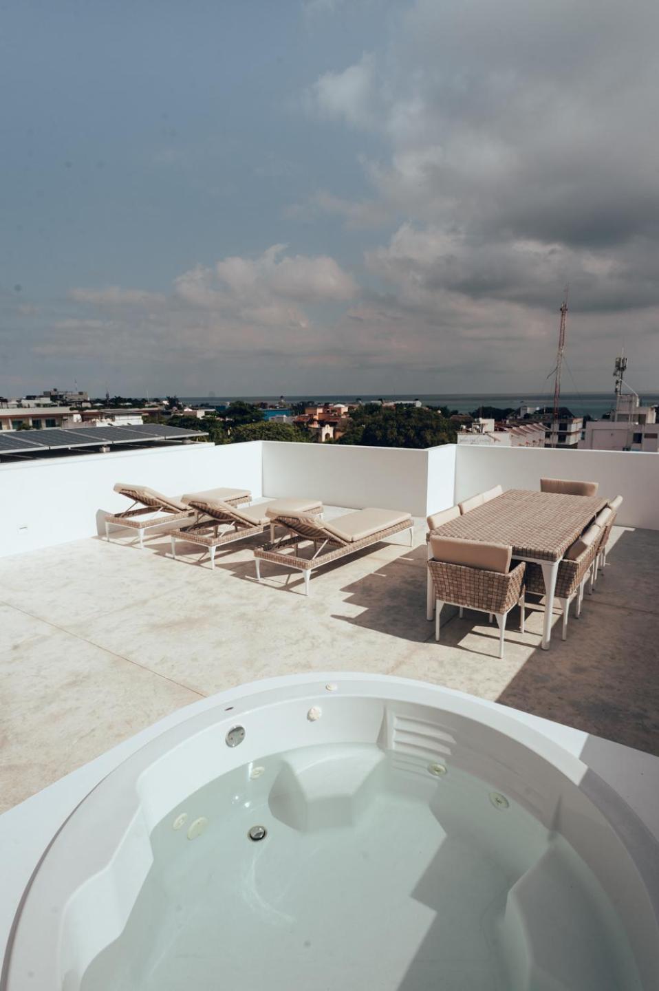 Two-bedroom Family Private Jacuzzi & Roof