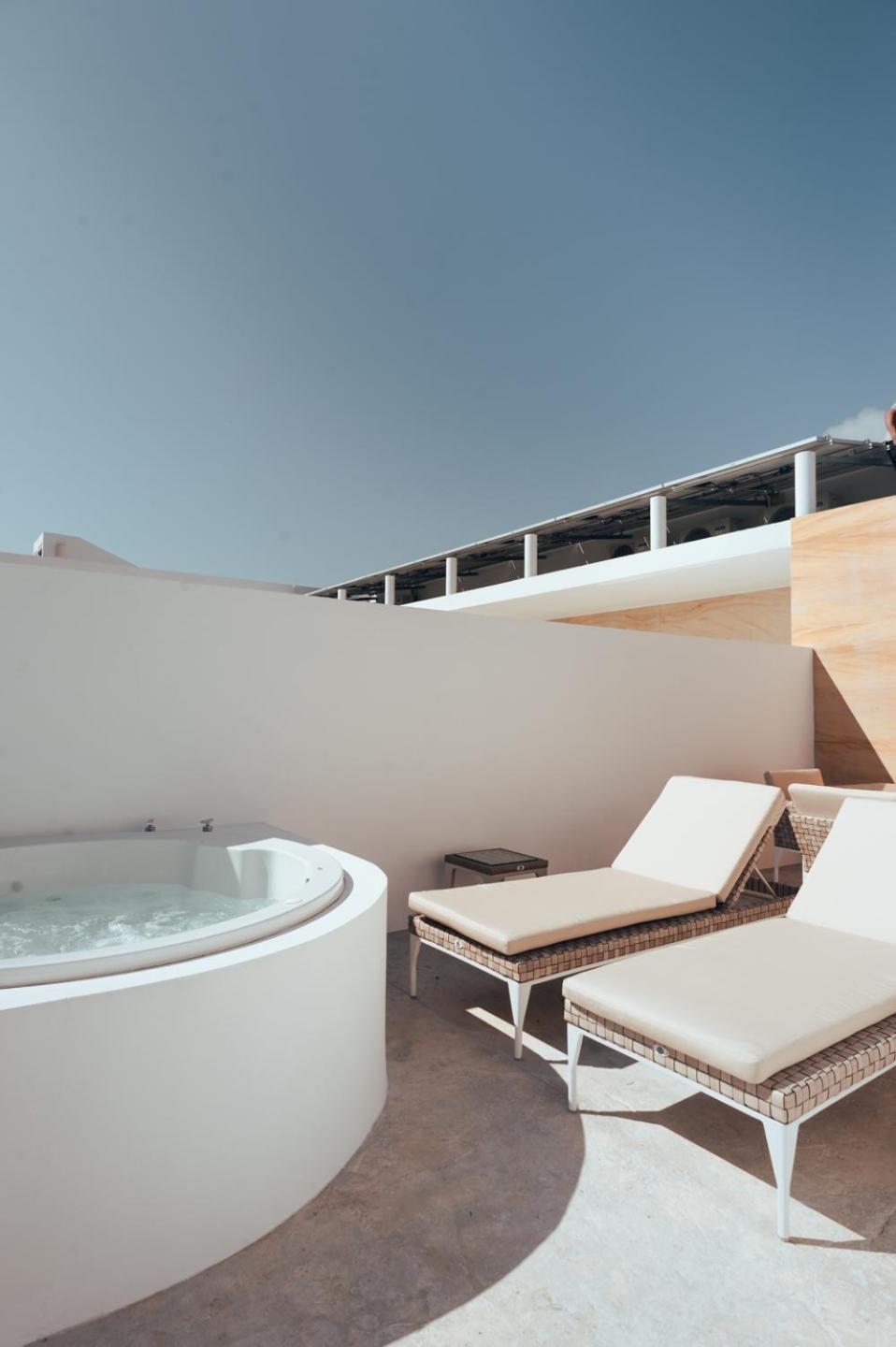 Two-bedroom Family Private Jacuzzi & Roof
