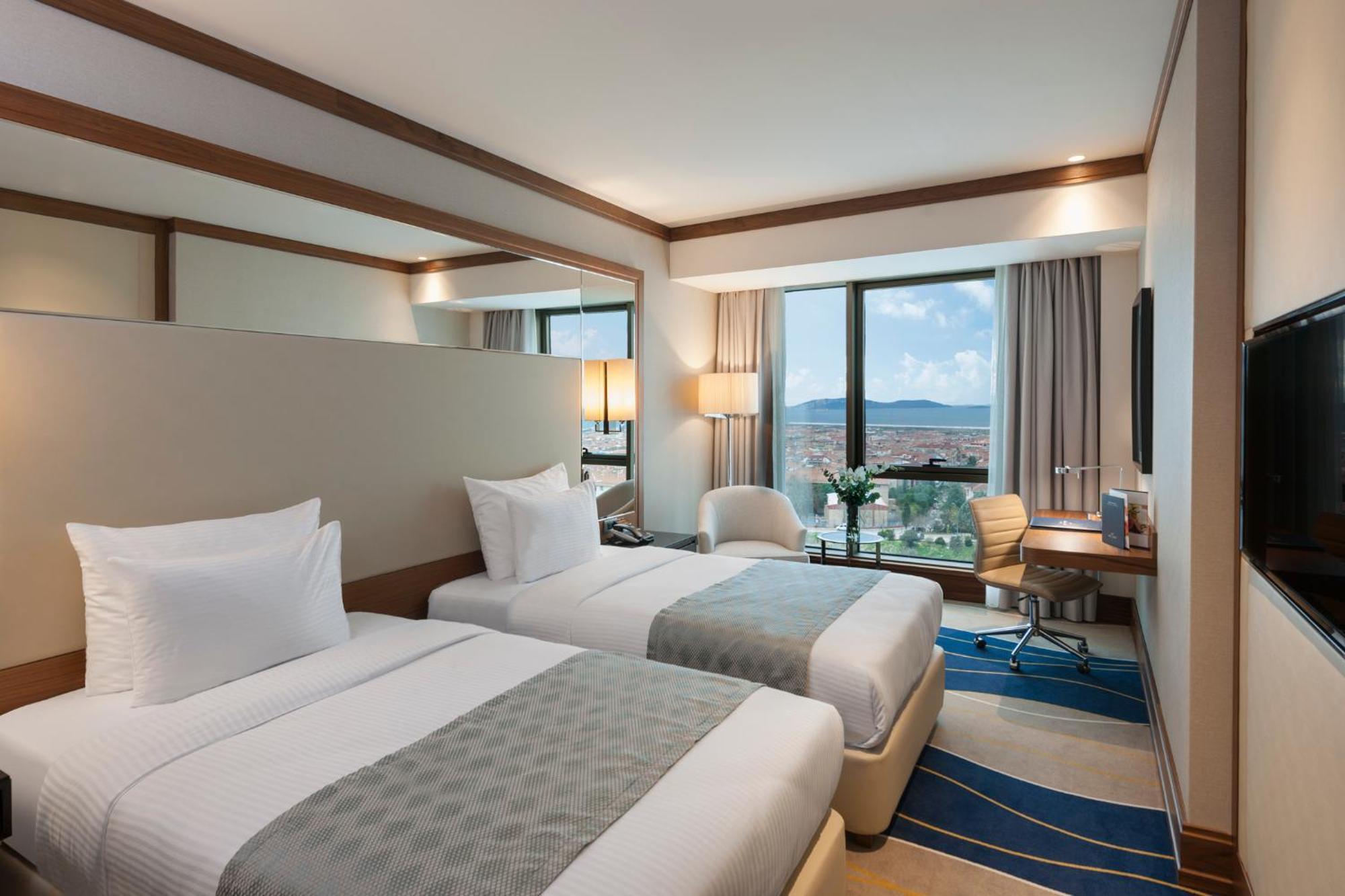 Deluxe Room with 2 Single Beds, Sea View