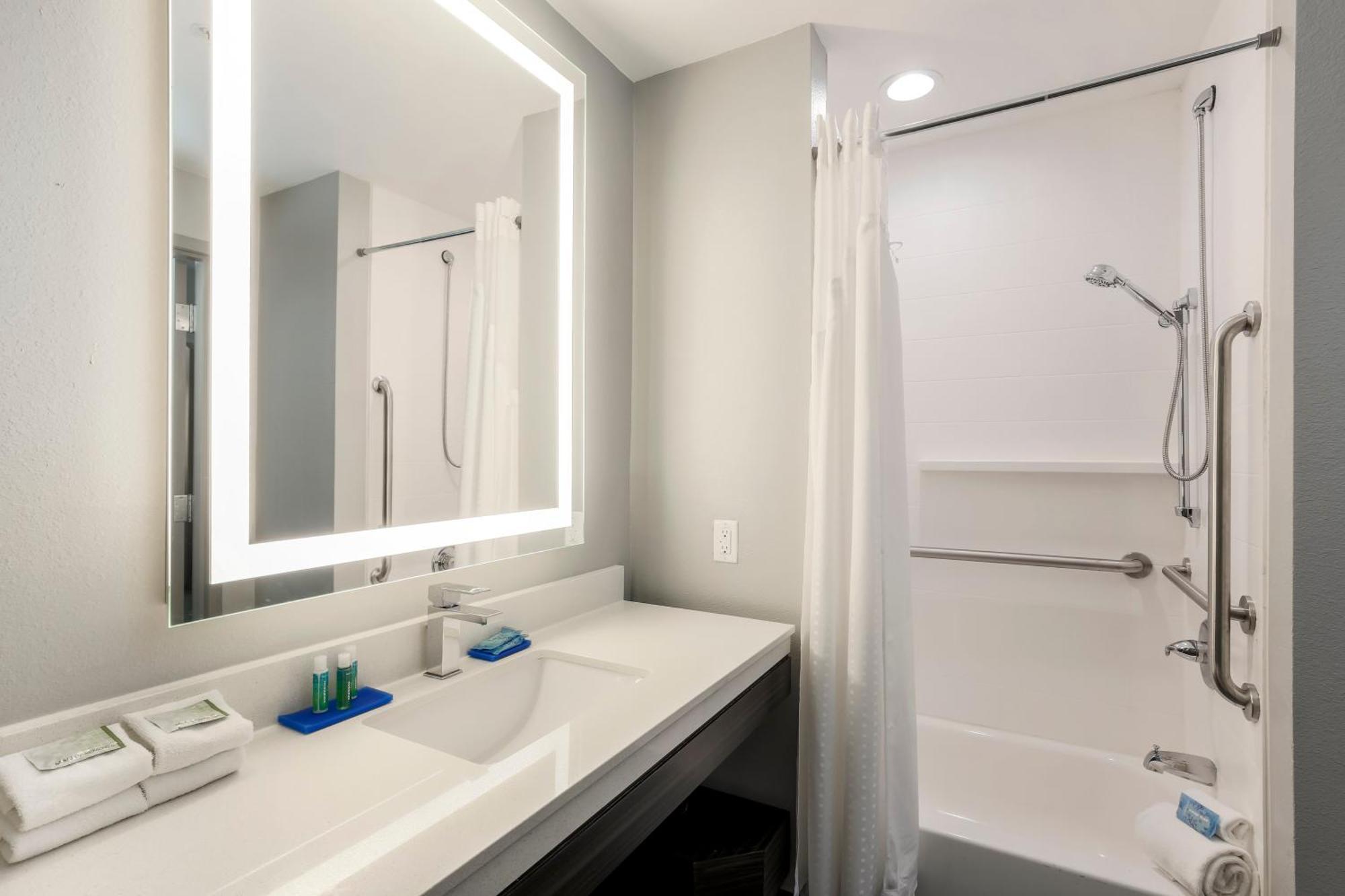 Standard Queen Room Two Queen Beds Tub Mobility or Communications Accessible,1364524889:JPEG
