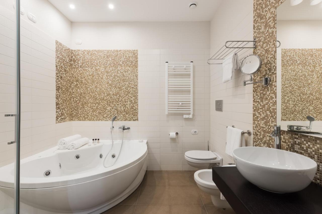 King Suite Spa Bath
