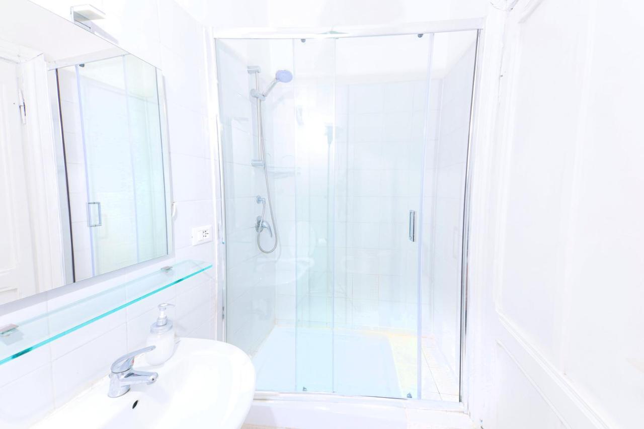 Deluxe Double Room Shower