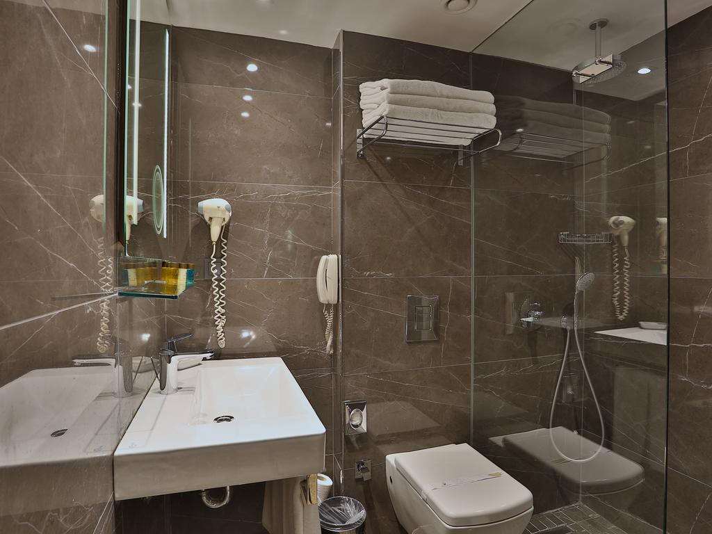 Connecting Room