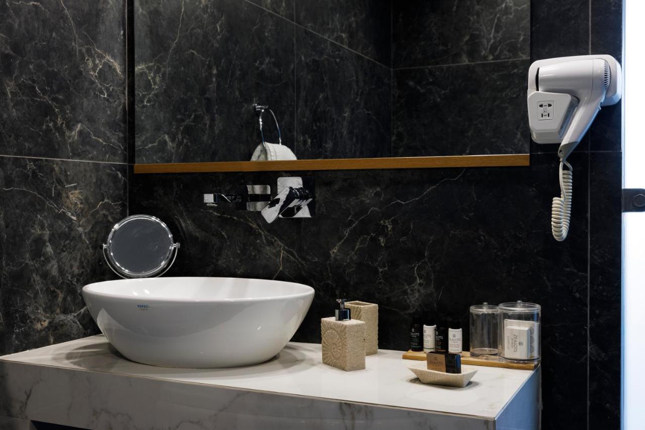 Acropolis Corner Suite Balcony Jetted tub