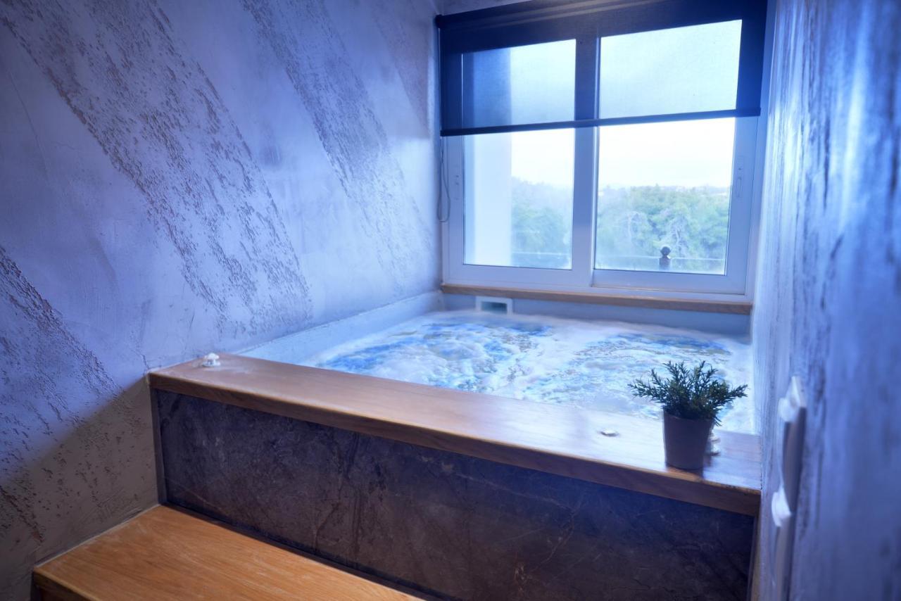 Urban Spa Suite a Private Heated Plunge Pool Jacuzzi