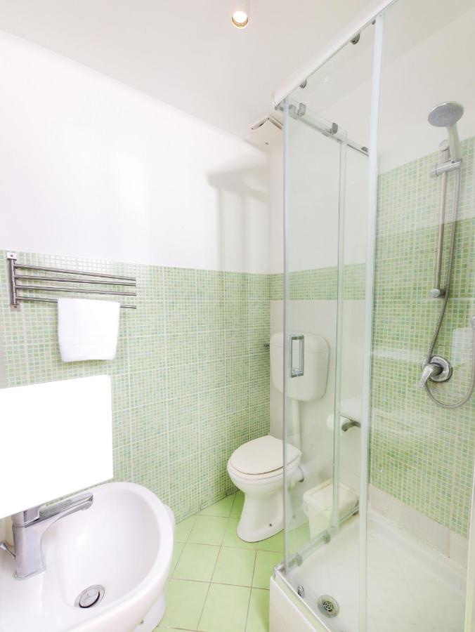 Deluxe Double Room Shower