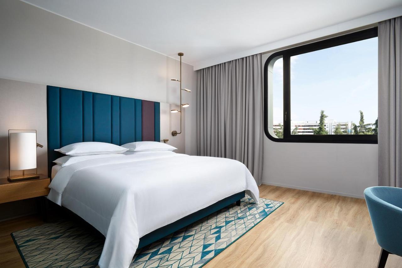 One-Bedroom Junior Suite Club Lounge Access