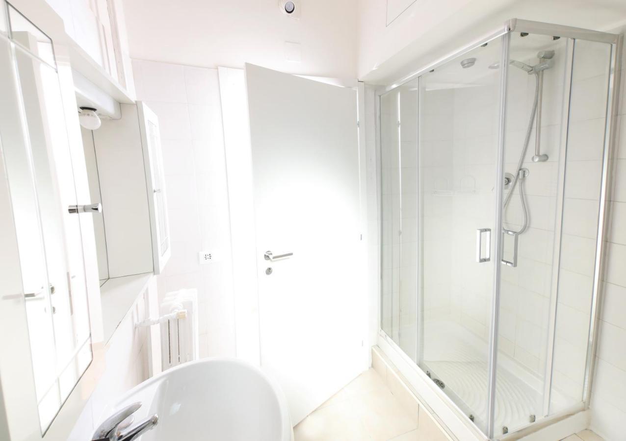 Deluxe Double Room Shower