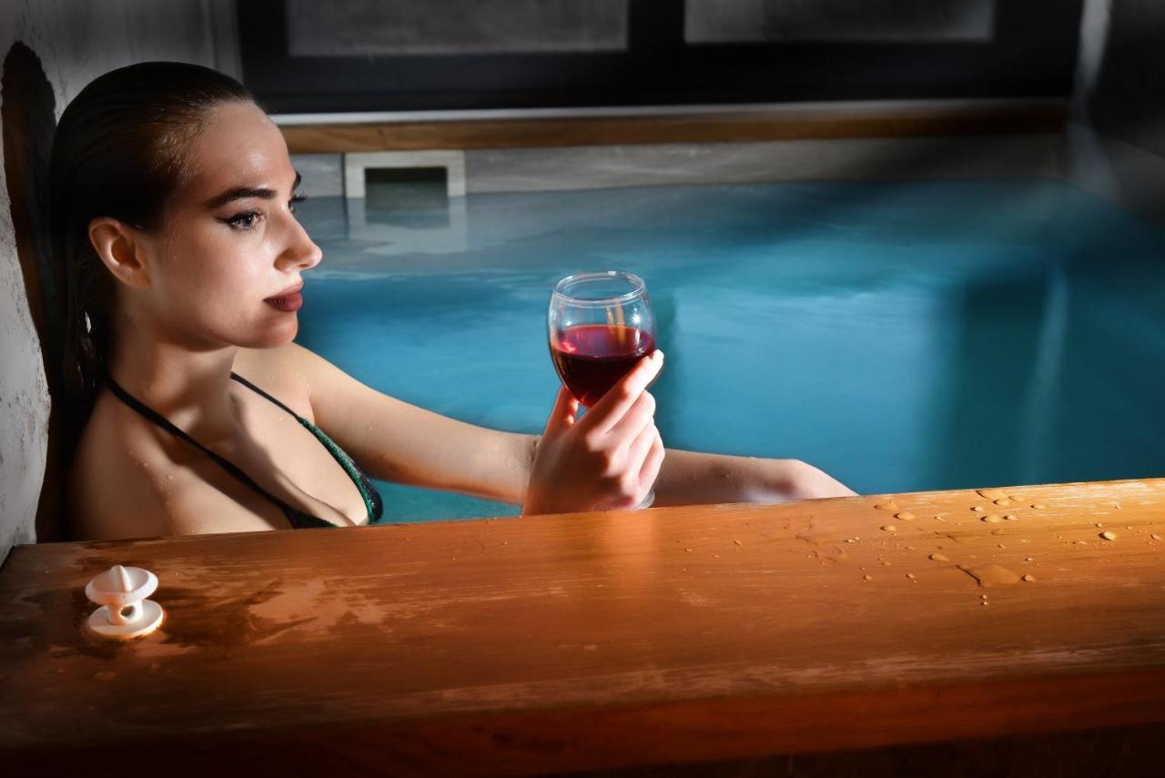 Urban Spa Suite a Private Heated Plunge Pool Jacuzzi