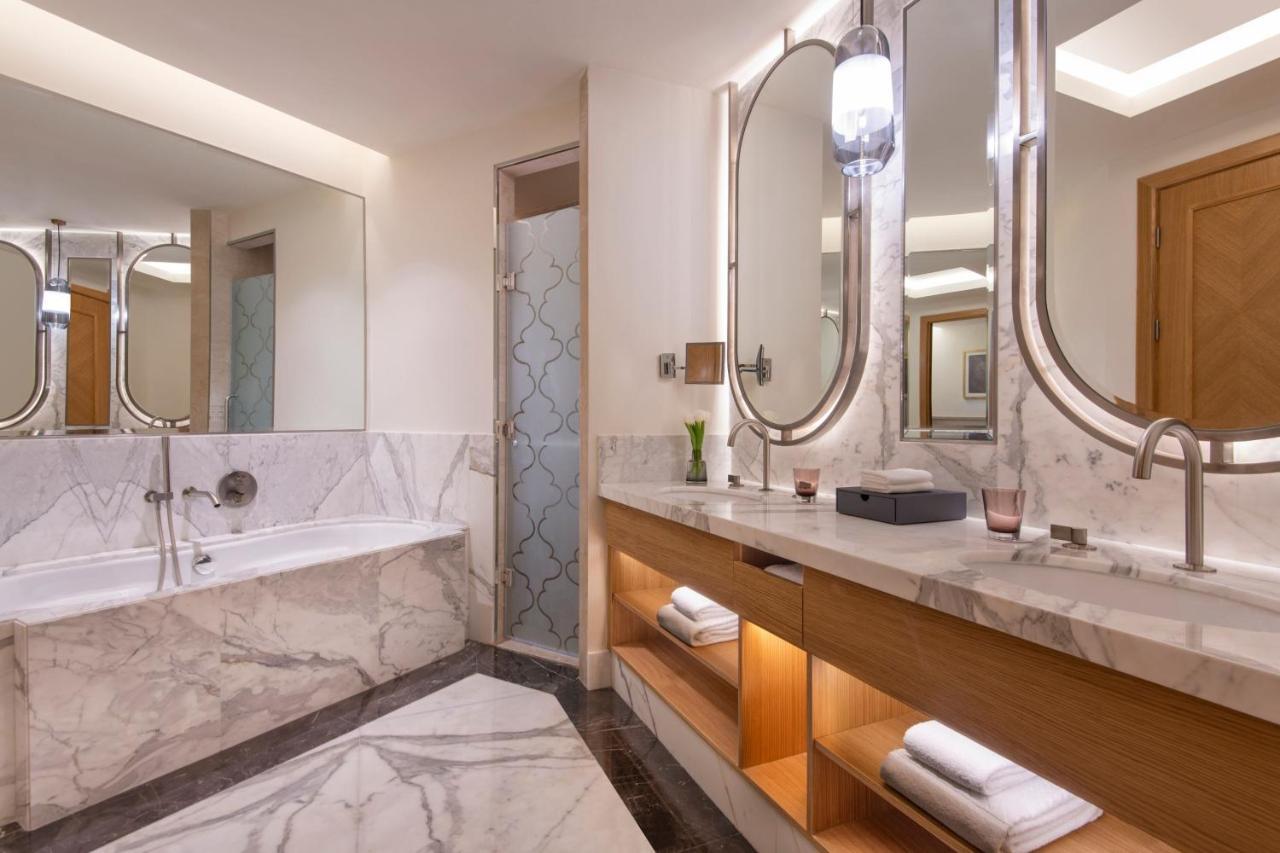 John Jacob Suite 1 Bedroom Larger Suite 1 King Sea View Corner room