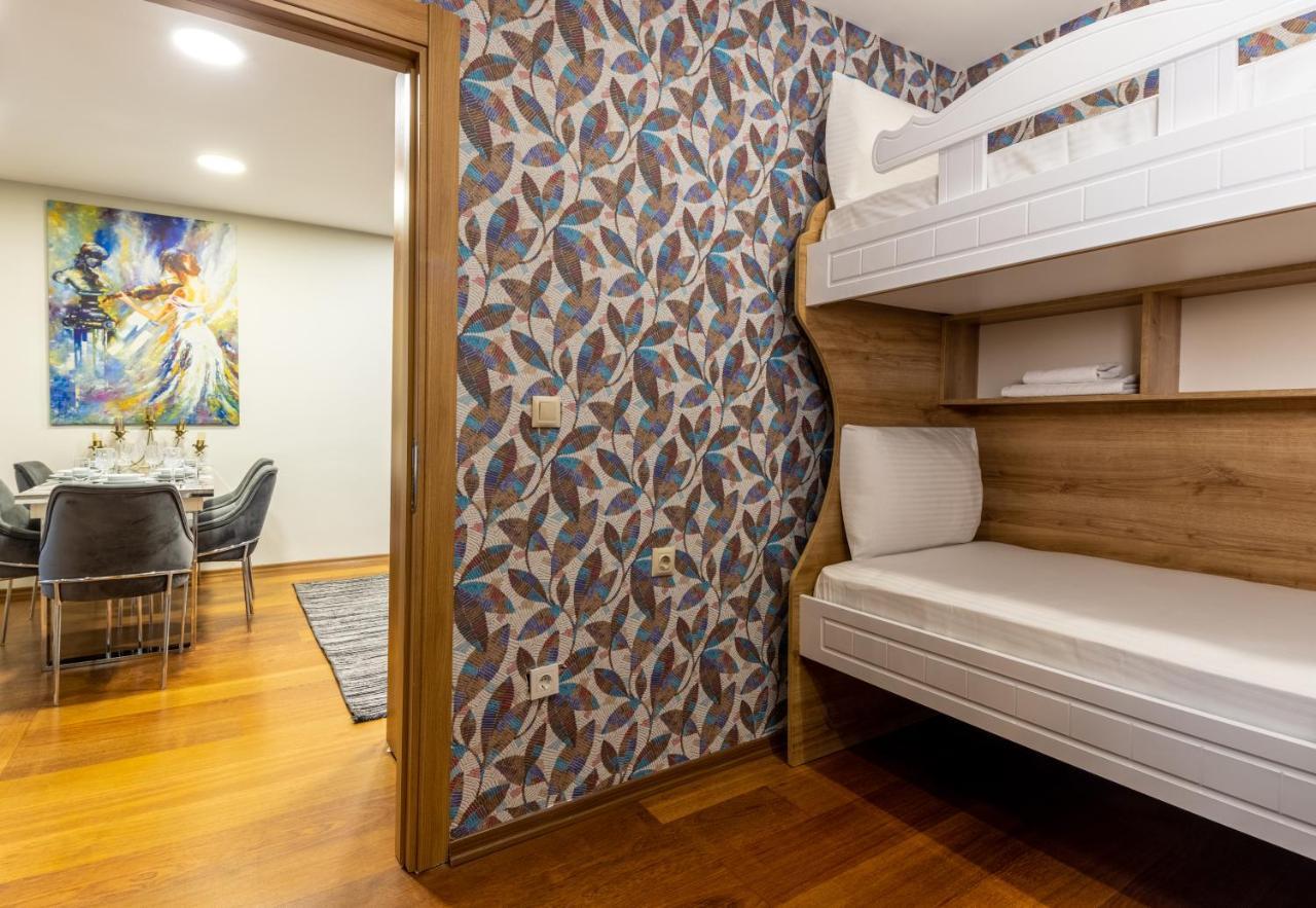 Deluxe Three-Bedroom Apartment Pool Access