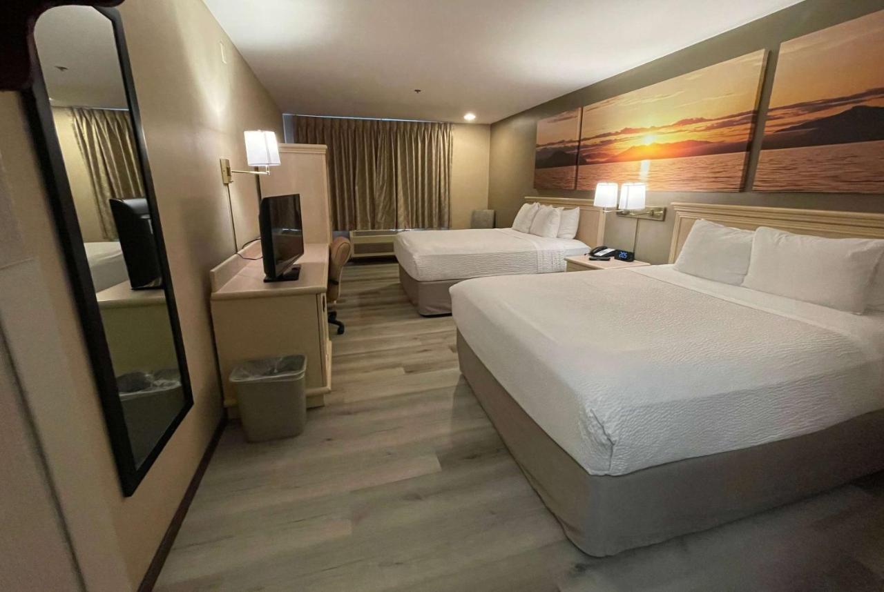 Queen Room with Two Queen Beds - Non-Smoking,1649017433:JPEG