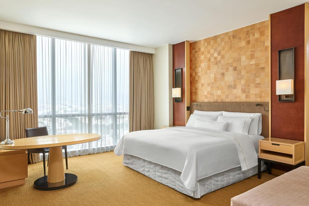 Deluxe Guest Room 1 King Low floor