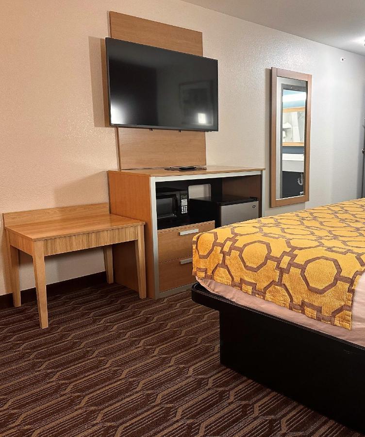 King Room Bath Tub Mobility Accessible or Non-Smoking