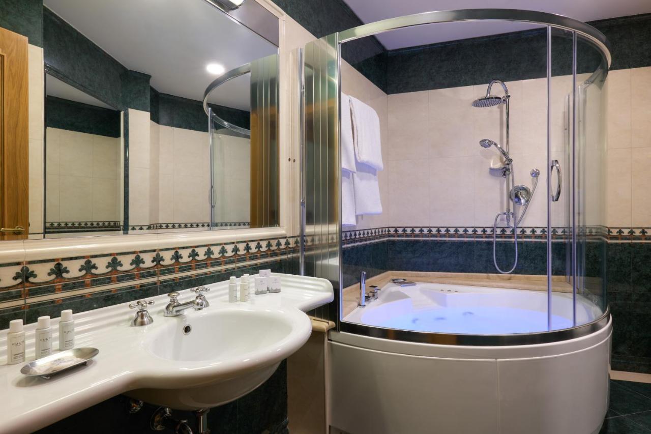 Suite Jacuzzi Bath Tub