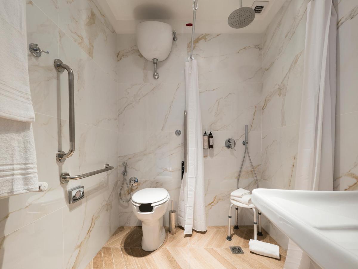 King Room Roll Shower Disability Access