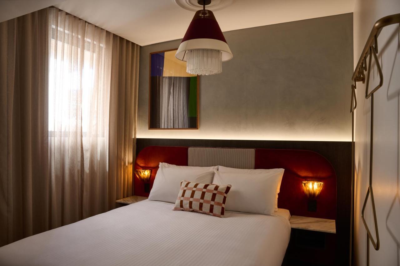 Morris Queen Room