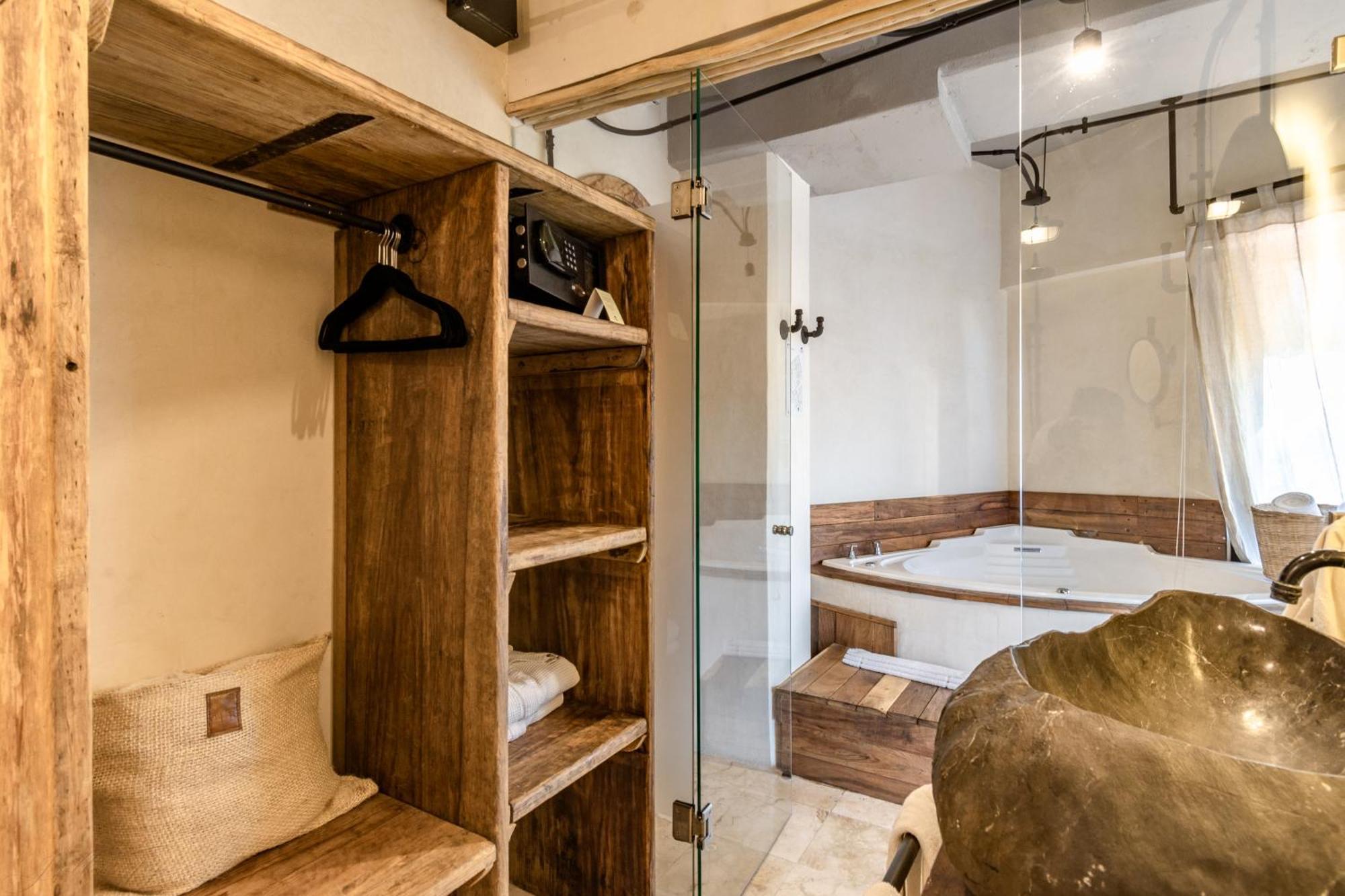 Deluxe Suite with Spa Bath