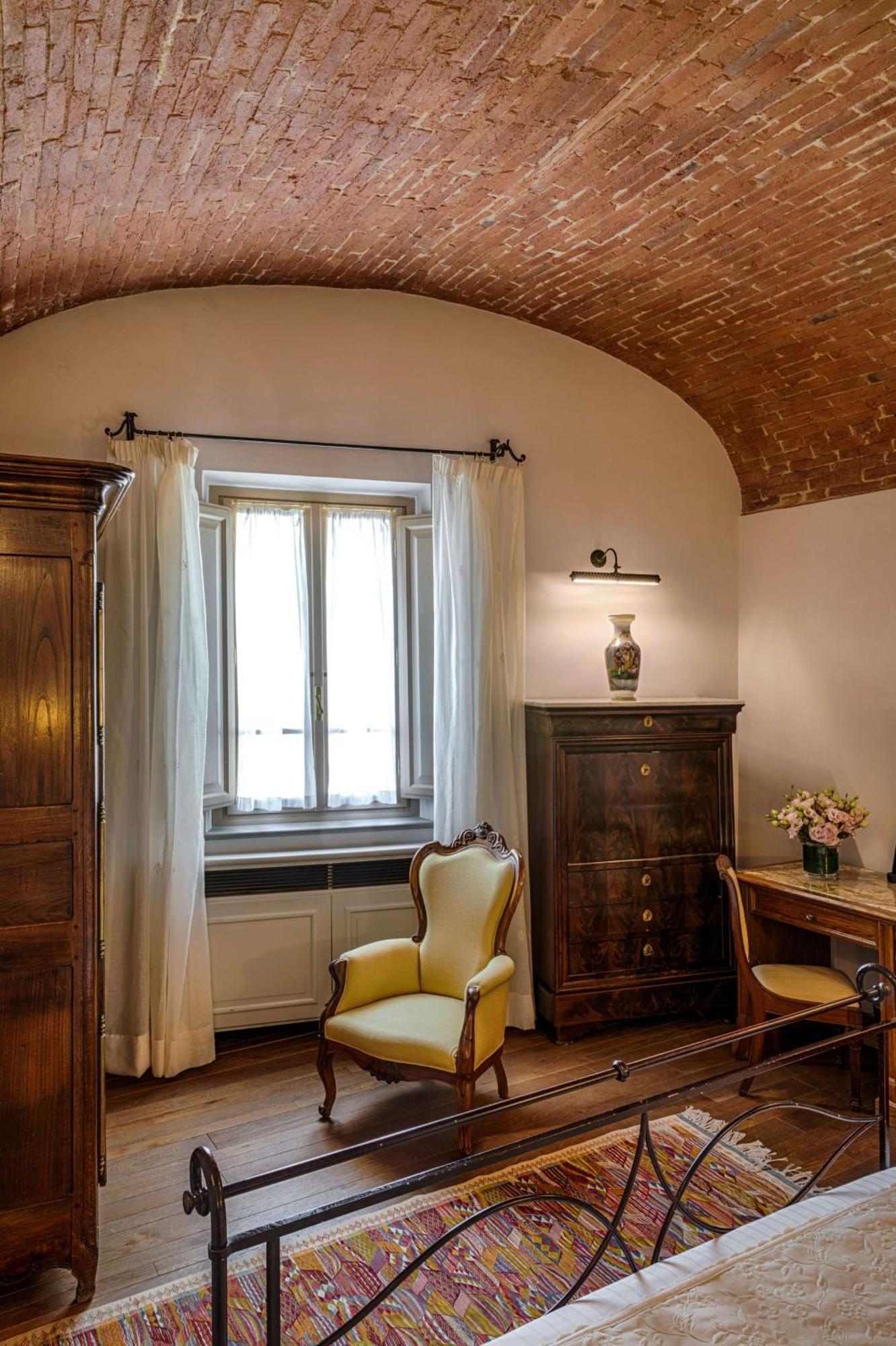 Classic Queen Room Single Bed