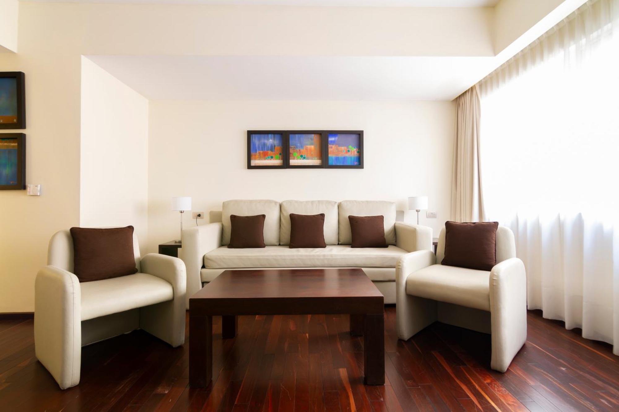 Deluxe Master Suite