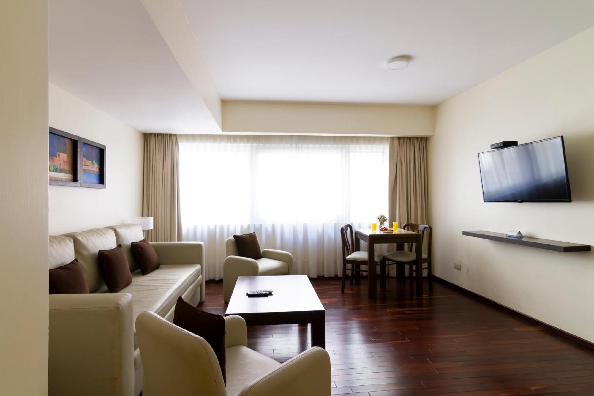 Deluxe Master Suite