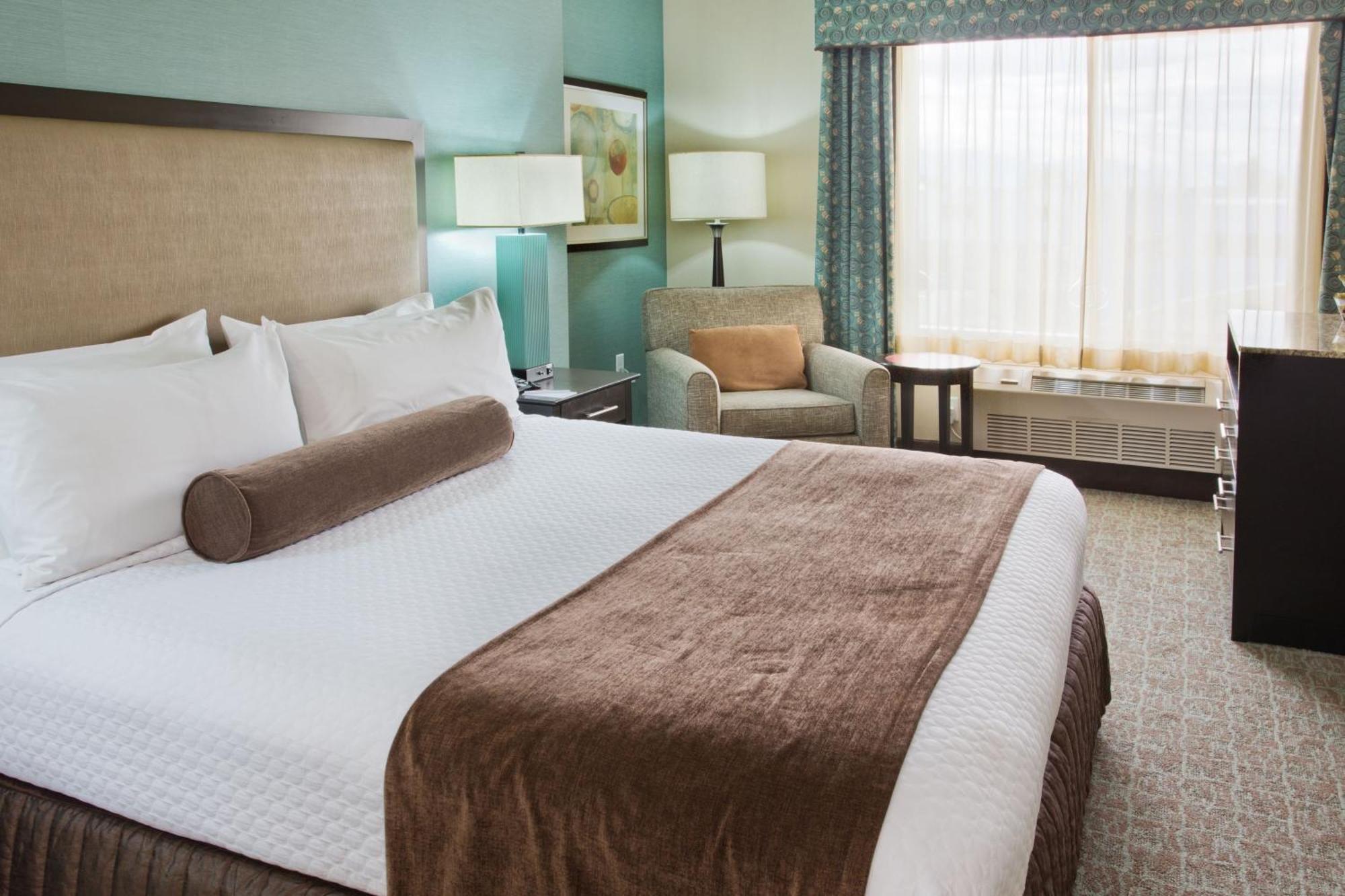 One-Bedroom Suite with Tub - Communications Access