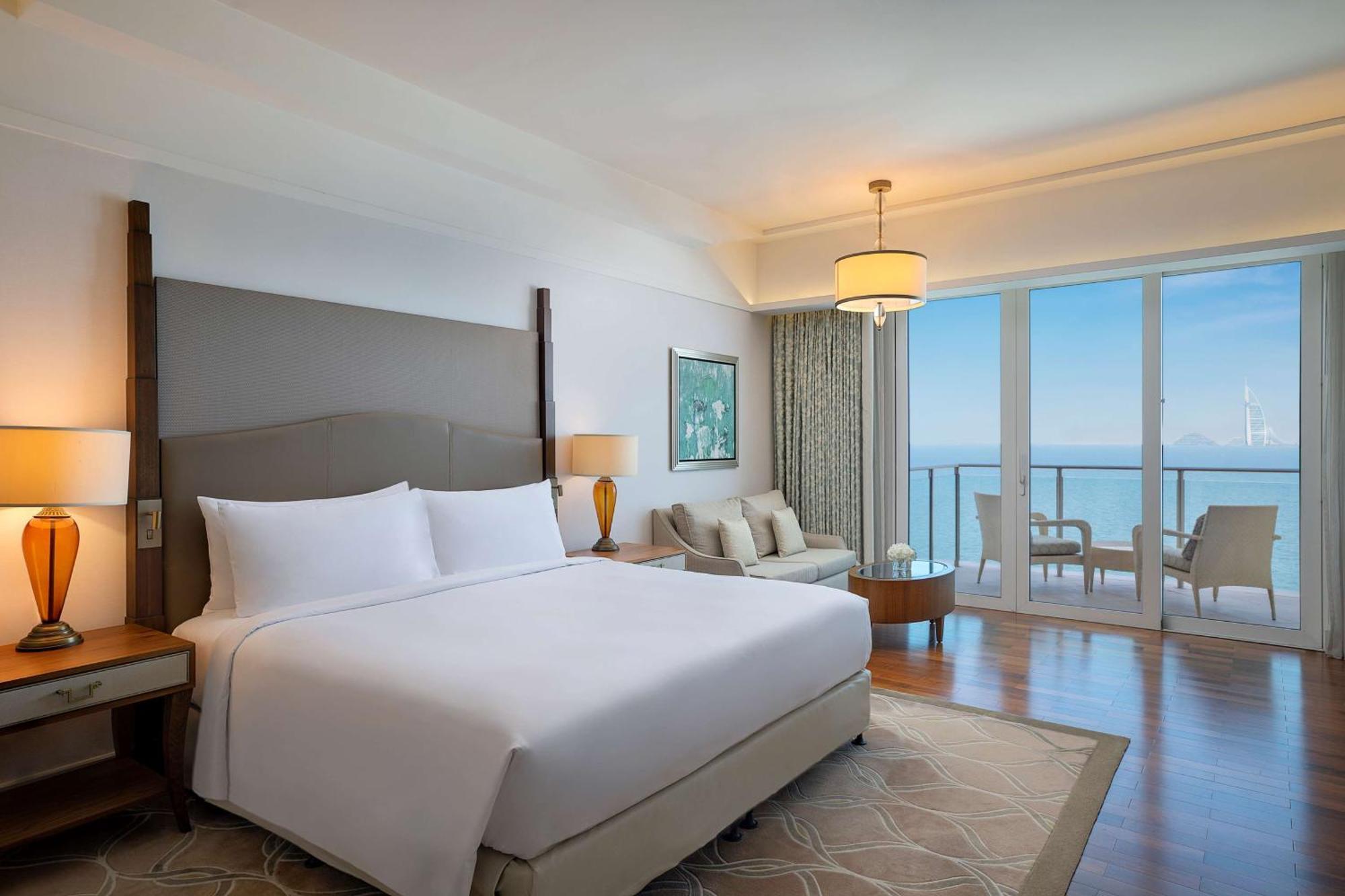 One-Bedroom Club Suite Sea View
