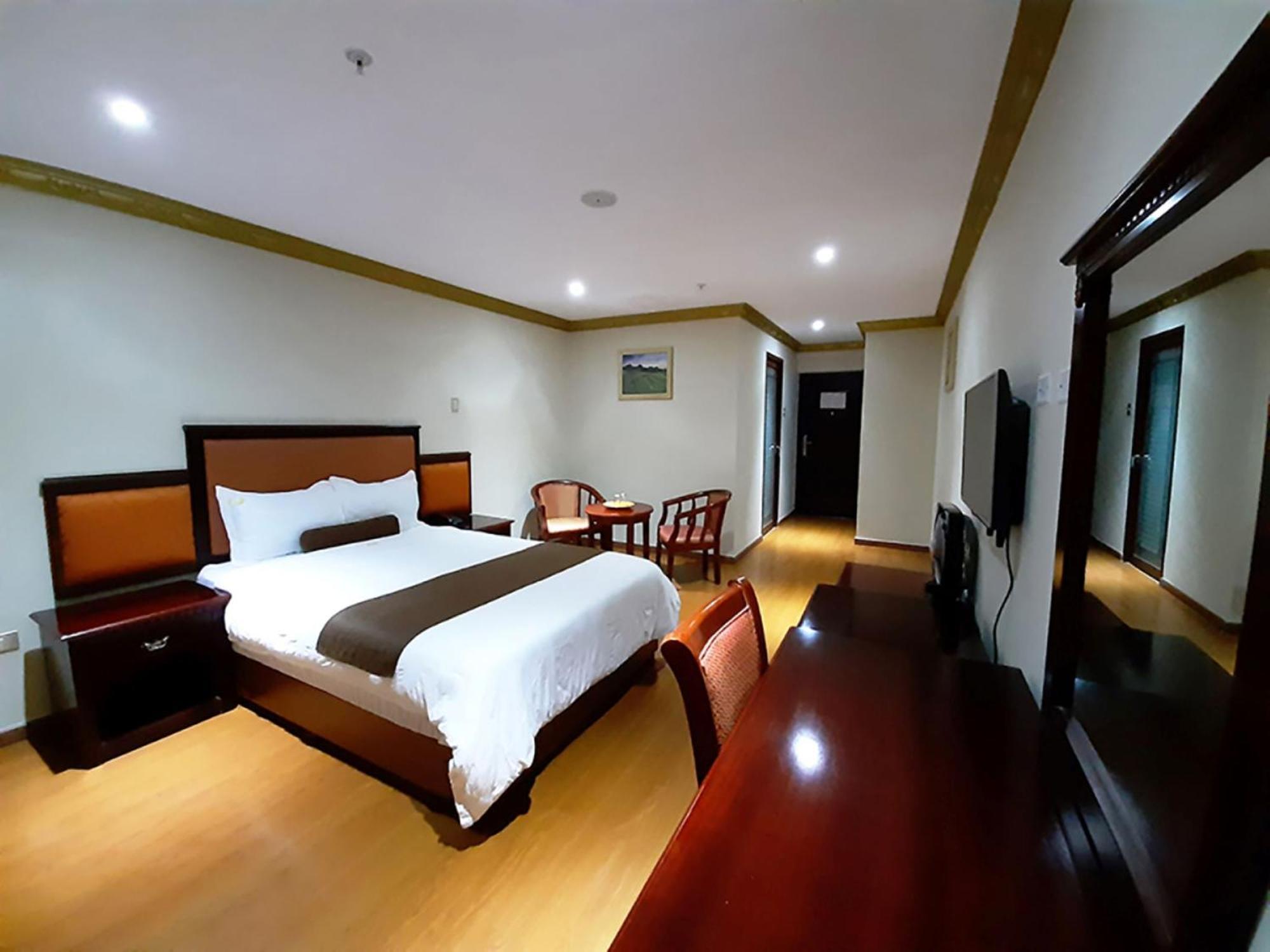 Standard Queen Room